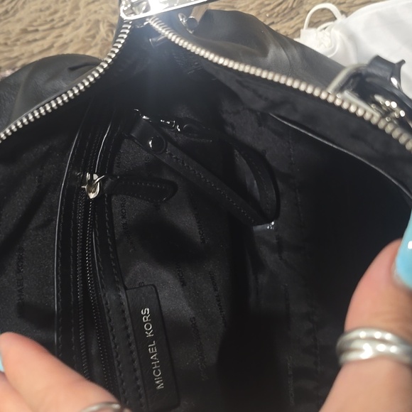 Michael kors black like new two way bag looks amazing - Picture 6 of 8
